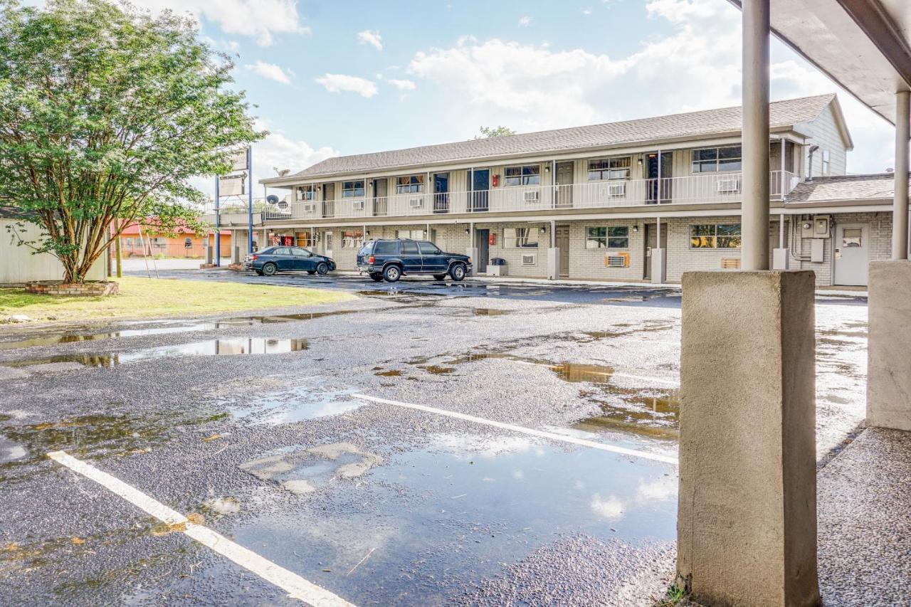 Oyo Hotel Austin Street Giddings ภายนอก รูปภาพ